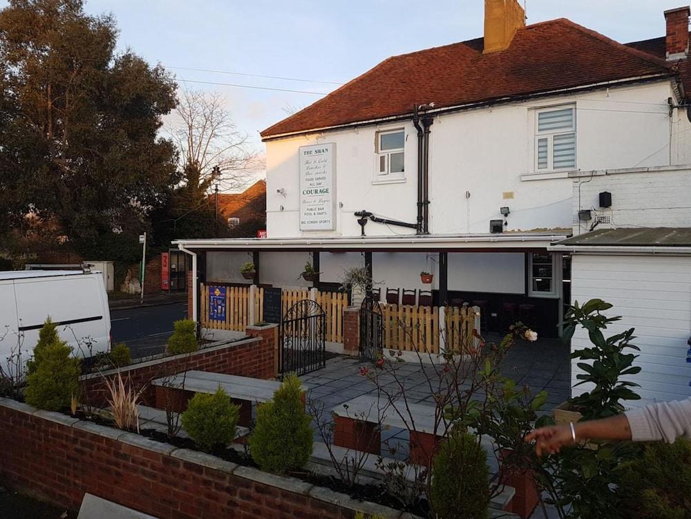 Swan Inn, Heathrow Airport Stanwell Екстер'єр фото